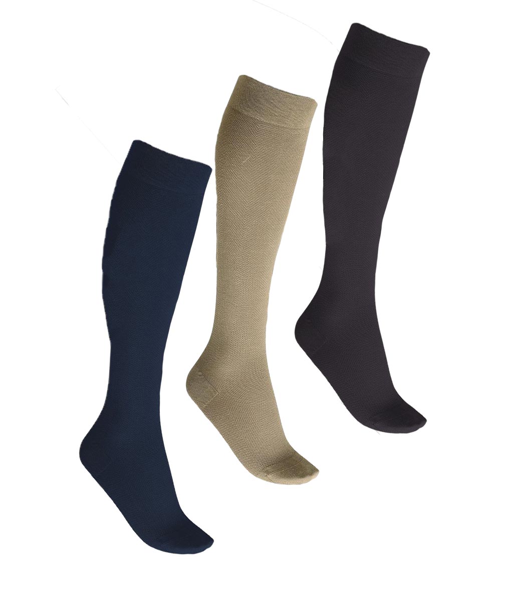 Gestrickte Stützkniestrümpfe als Reisebegleiter FLY & CARE® Gestrickte Stützkniestrümpfe als Reisebegleiter FLY & CARE®